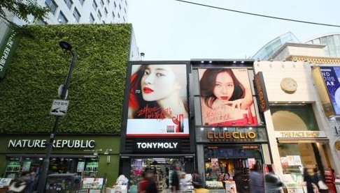 서울 명동의 로드숍들. <연합 제공>